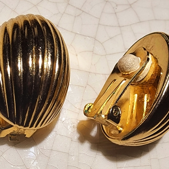 Large oval bombe Ribbed Gold Tone Clip On Earrings Unsigned Lightweight - Picture 7 of 9